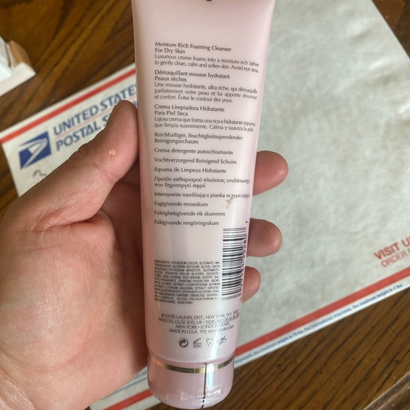 Estée Lauder Soft Clean Moisture Rich Foaming Cleanser - Picture 3 of 7